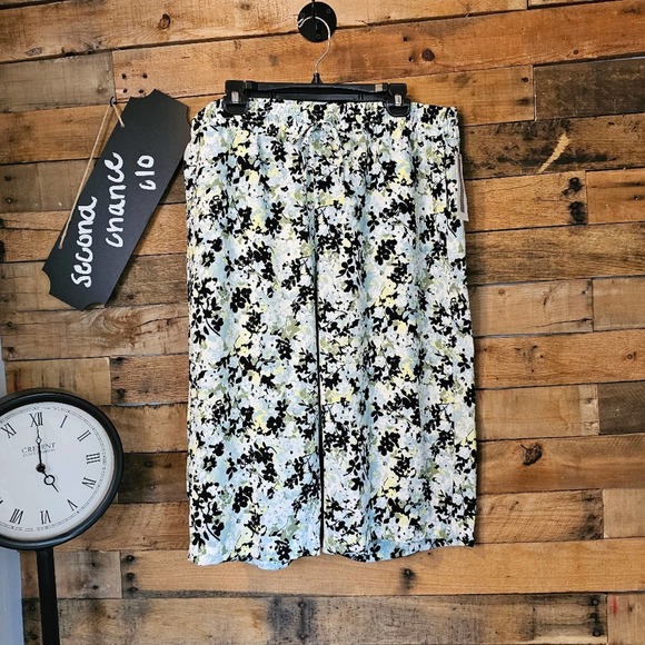 peace & pearls Pants - Peace & Pearl's women's forget me not floral Capri pants size xl